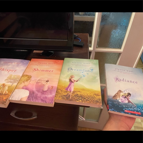 Allyson noel - Picture 1 of 2